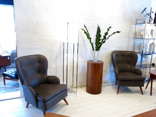 Pair_of_grey_leather_armchairs